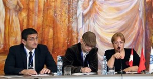 Dekanin Prof. Darejan Tvaltvadze, Dr. Levan Zagareli und Stellv. Außenminister Gigi Gigidze